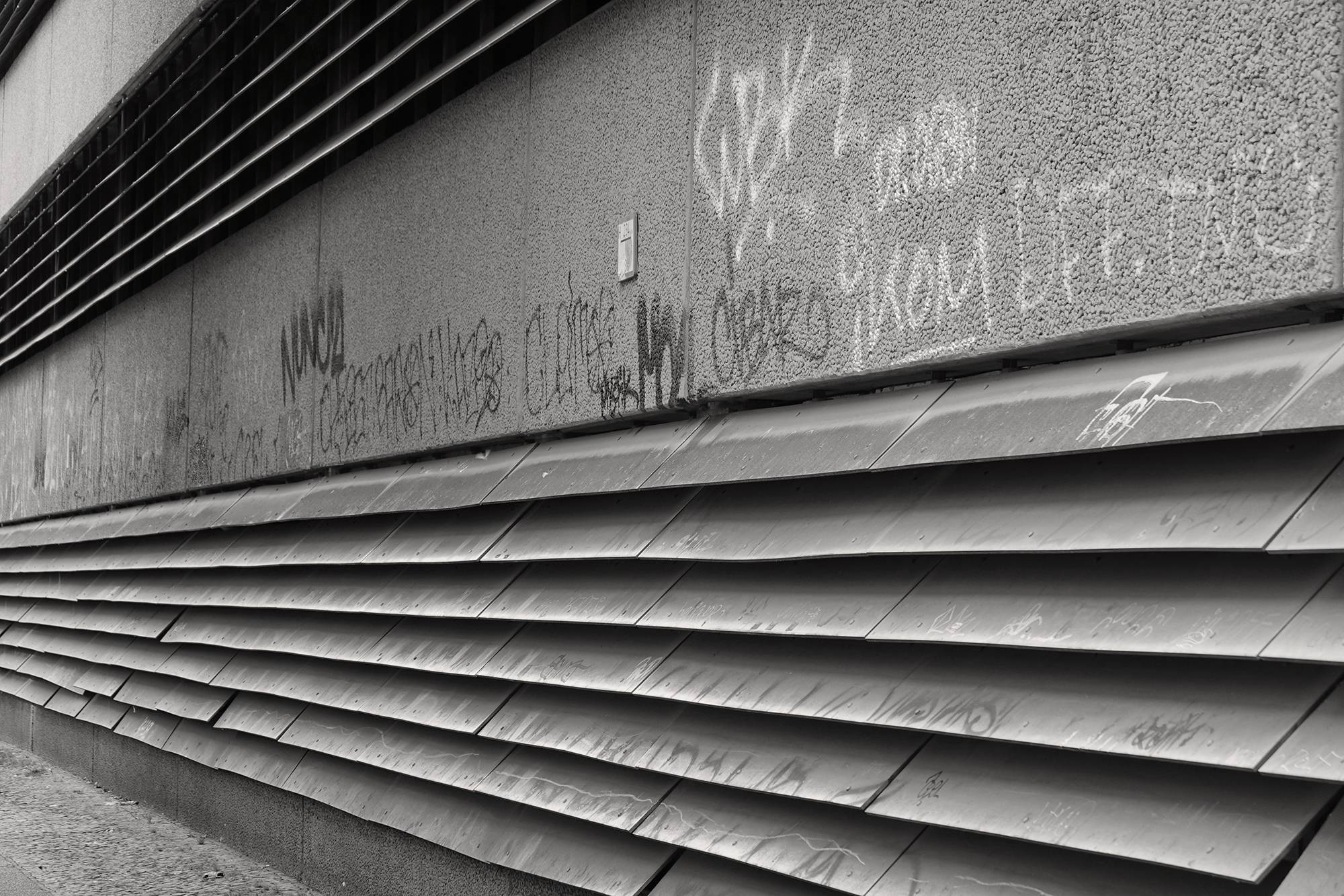Christoph Radke, Berlin, Gittertür mit einem Schild, auf dem Fluxus steht, Ritterstraße, 2021